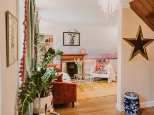 Una sala de estar con un sofá y una chimenea. en Fawn's Velvet, en Enoch