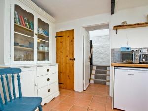 cocina con armario blanco y microondas en Granary - Uk31175, en Saint Martin 15 fotos más