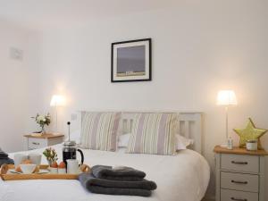a bedroom with a bed with towels on it at Potters Pad in Alnwick +22 photos