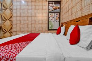 Postel nebo postele na pokoji v ubytování Hotel O Rawat Palace