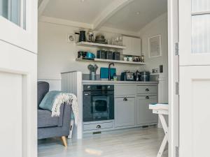 Kuchyň nebo kuchyňský kout v ubytování Coopy Corner-Uk36583