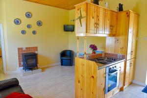 Kuchyň nebo kuchyňský kout v ubytování Achill Cottages