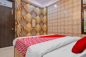 Postel nebo postele na pokoji v ubytování Hotel O Rawat Palace