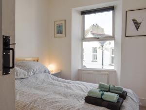 ein Schlafzimmer mit einem Bett und einem Fenster in der Unterkunft Berkeley Cottage in Ilfracombe