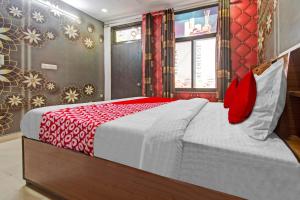 Postel nebo postele na pokoji v ubytování Hotel O Rawat Palace
