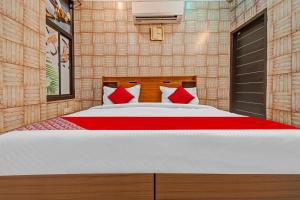 Postel nebo postele na pokoji v ubytování Hotel O Rawat Palace