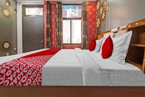 Postel nebo postele na pokoji v ubytování Hotel O Rawat Palace