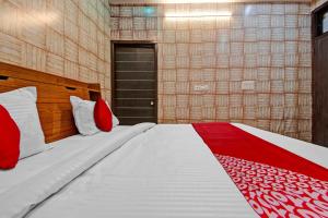 Postel nebo postele na pokoji v ubytování Hotel O Rawat Palace