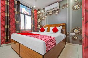 Postel nebo postele na pokoji v ubytování Hotel O Rawat Palace