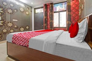 Postel nebo postele na pokoji v ubytování Hotel O Rawat Palace