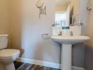 a bathroom with a sink and a toilet at Cottage 2 - Uk38222 in Ashby cum Fenby
