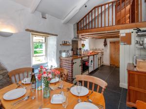 Kuchyň nebo kuchyňský kout v ubytování Ffynnonddewi Farmhouse - Qc1535