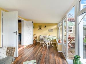 un soggiorno con un tavolo e una sala da pranzo di The Barn a Ropsley