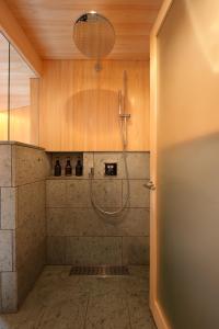 Koupelna v ubytování haku36stay 信州安曇野 白樺に囲まれた邸宅 + 49 fotografií