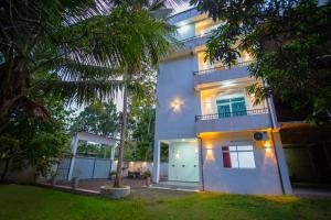 Fotografie z fotogalerie ubytování Azure Skies Luxury rooms and Apartments v destinaci Habaraduwa Central