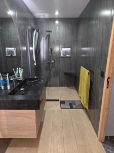 un bagno con un lavandino nero e una doccia di Tropical lagon a Nosy Be