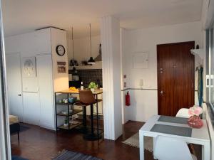 un soggiorno con tavolo e cucina di BELVEDERE SUITE a Faro Altre 24 foto