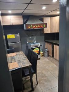 cocina pequeña con mesa y fogones en Mini apartamento familiar, en San Salvador