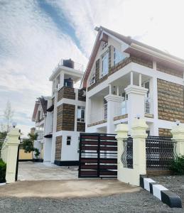 une maison blanche avec une porte en face dans l'établissement Blowsuites Furnished Apartment, à Lotus Island