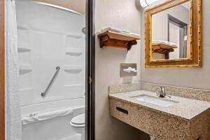 un baño con lavabo y ducha en Super 8 by Wyndham Blue Earth, en Blue Earth 56 fotos más