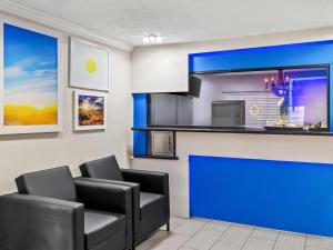 TV a/nebo společenská místnost v ubytování Days Inn by Wyndham Houston East