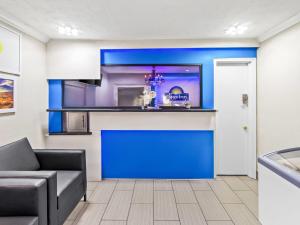 Kuchyň nebo kuchyňský kout v ubytování Days Inn by Wyndham Houston East