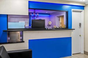 Kuchyň nebo kuchyňský kout v ubytování Days Inn by Wyndham Houston East