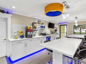 Kuchyň nebo kuchyňský kout v ubytování Days Inn by Wyndham Houston East