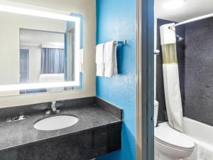 Koupelna v ubytování Days Inn by Wyndham Houston East