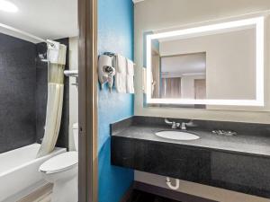 Koupelna v ubytování Days Inn by Wyndham Houston East