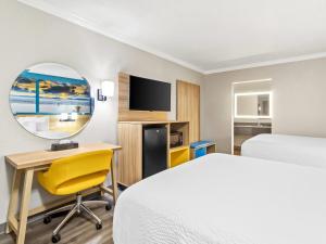 TV a/nebo společenská místnost v ubytování Days Inn by Wyndham Houston East