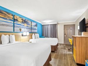 Postel nebo postele na pokoji v ubytování Days Inn by Wyndham Houston East