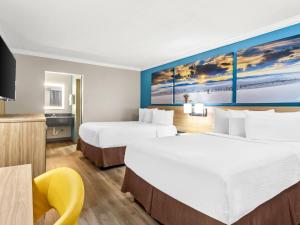 Postel nebo postele na pokoji v ubytování Days Inn by Wyndham Houston East