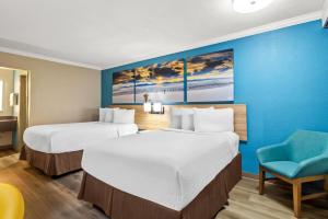 Postel nebo postele na pokoji v ubytování Days Inn by Wyndham Houston East