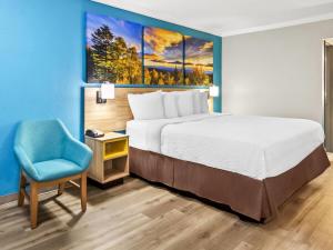 Postel nebo postele na pokoji v ubytování Days Inn by Wyndham Houston East + 25 fotografií