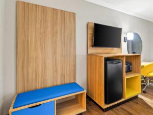 TV a/nebo společenská místnost v ubytování Days Inn by Wyndham Houston East