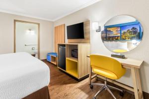TV a/nebo společenská místnost v ubytování Days Inn by Wyndham Houston East