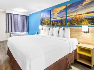 Postel nebo postele na pokoji v ubytování Days Inn by Wyndham Houston East