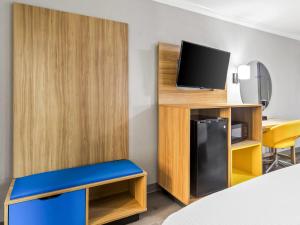 TV a/nebo společenská místnost v ubytování Days Inn by Wyndham Houston East