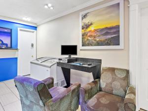 TV a/nebo společenská místnost v ubytování Days Inn by Wyndham Houston East