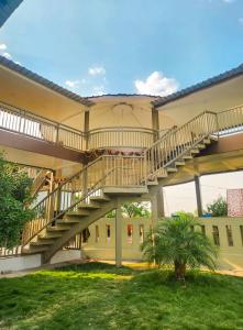 una escalera en el costado de un edificio en The Glen Yard Farms, en Tumsar