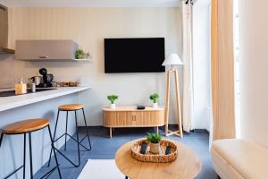 TV a/nebo společenská místnost v ubytování Plein centre - climatisé - à proximité cité médiévale