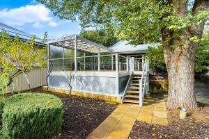 マーガレットリバーにあるTerrace Haus Margaret Riverの木の横に階段のある家