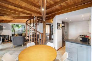 マーガレットリバーにあるTerrace Haus Margaret Riverの木製の天井のキッチン&ダイニングルーム