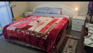 Letto o letti in una camera di BIDWILL GARDENS ON MIDDLETON - Private Room King-Size Bed or Open Lounge Room Floor Mattress SHARED Bathroom FREE Kitchen Essentials FREE Laundry Facilities Fast NBN WIFI HDTV NETFLIX, YOUTUBE, KAYO Private Transport and Meal Services Available On Request