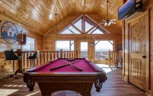 セバービルにあるBigfoots Vista Viewsの木製の天井の客室内のビリヤード台