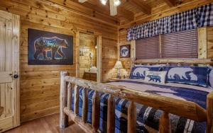 セバービルにあるBigfoots Vista Viewsの丸太小屋のベッドのある寝室 +42枚の写真