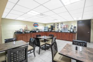 Restaurant ou autre lieu de restauration dans l'établissement Baymont by Wyndham Knoxville I-75