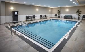 una grande piscina in una stanza d'albergo di Homewood Suites By Hilton North Bay a North Bay