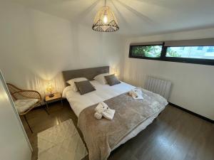 a bedroom with a bed with towels on it at Superbe loft lumineux à Caen, Loft in Caen